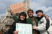 Mal umarmt werden? Am International Hugging Day am 21.03.2009 gab es das auf dem Marienplatz (Foto: MartiN Schmitz
